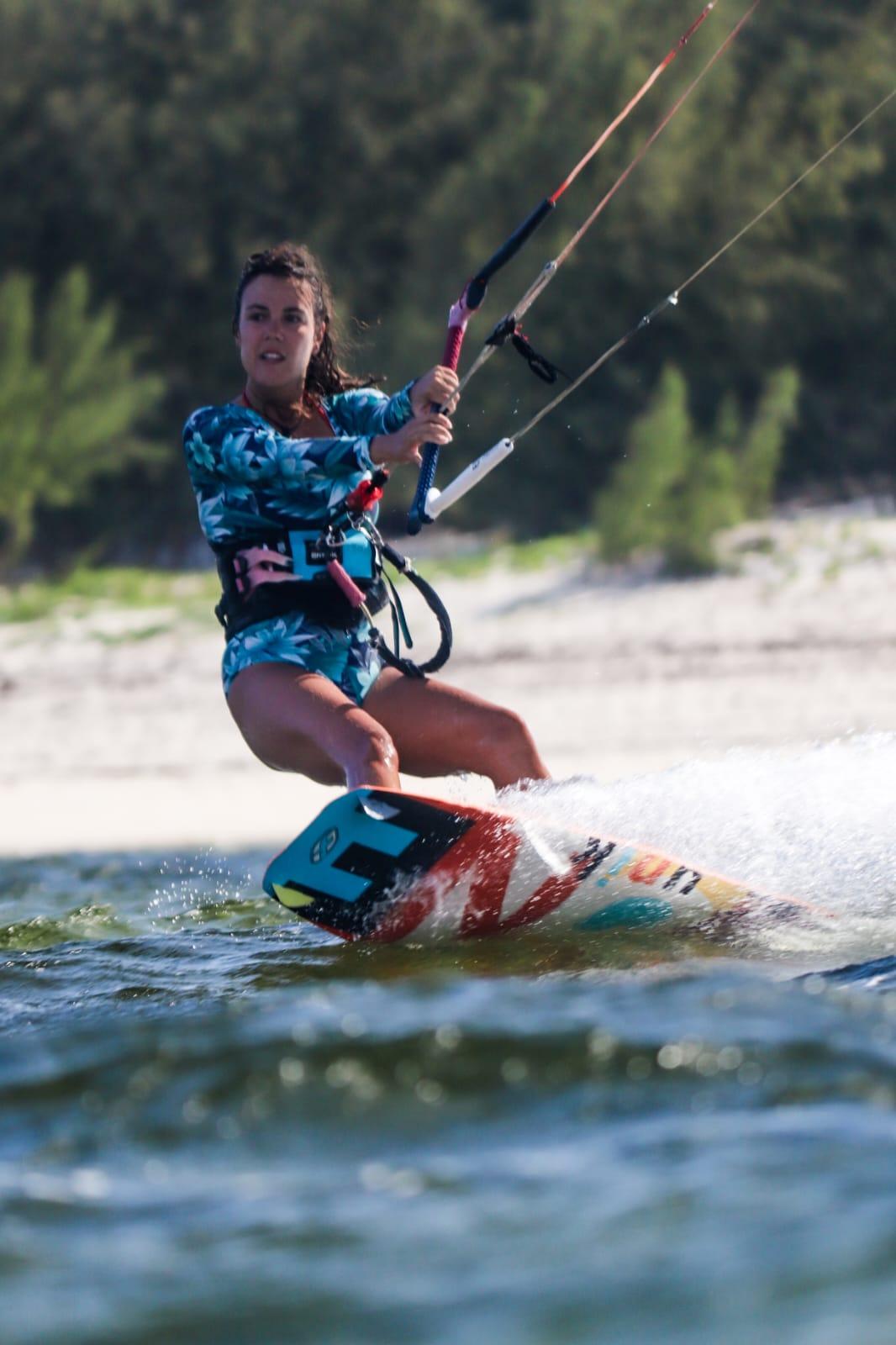 Kitesurf avec vue sur les eaux turquoise de Diego Suarez