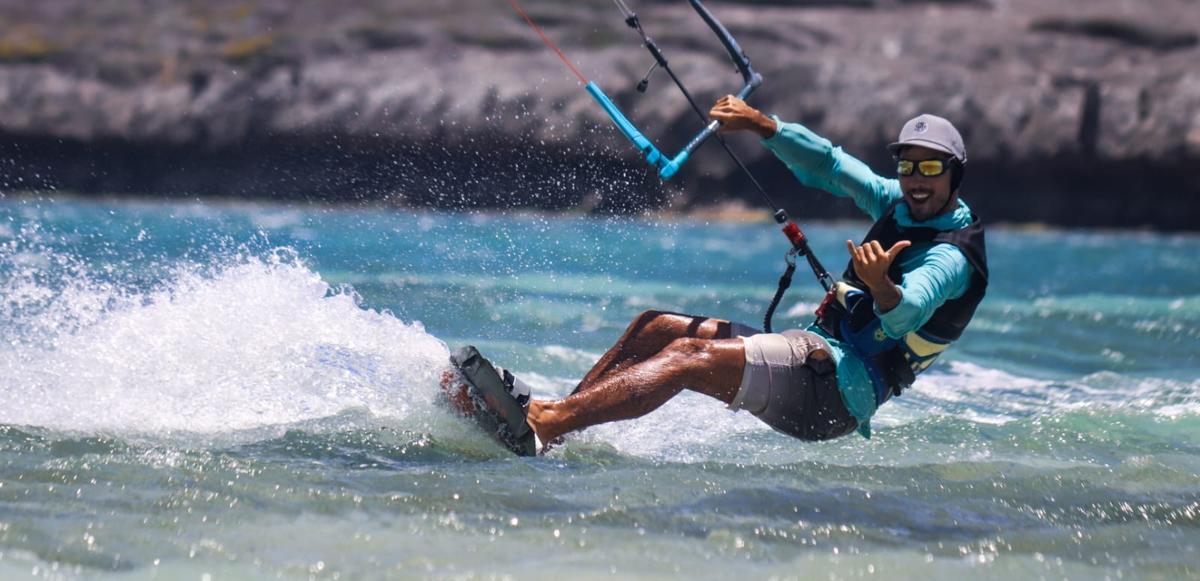Planche de kitesurf dans les vagues de la Baie de Sakalava