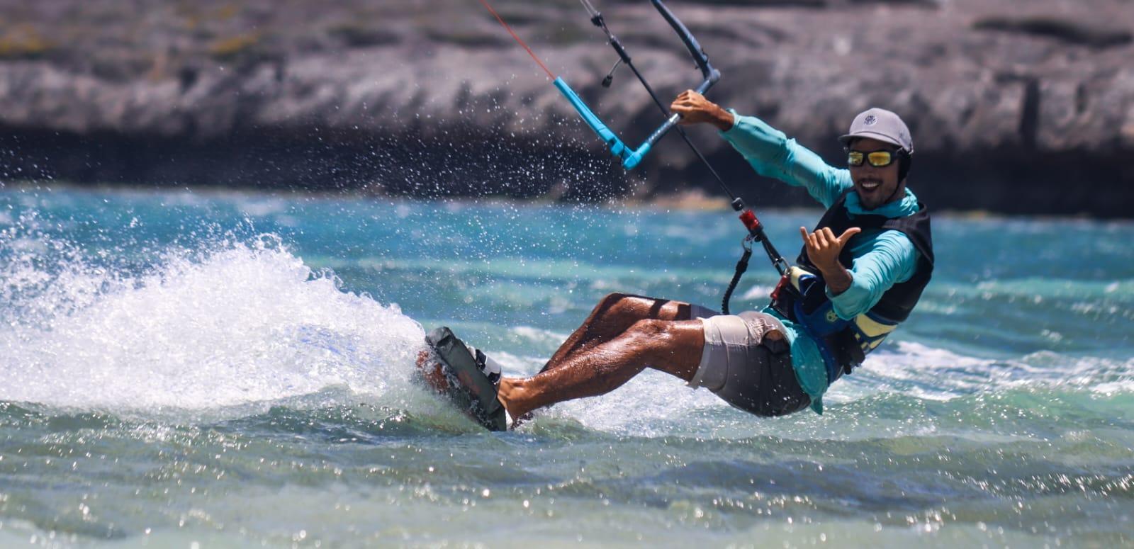 Planche de kitesurf dans les vagues de la Baie de Sakalava