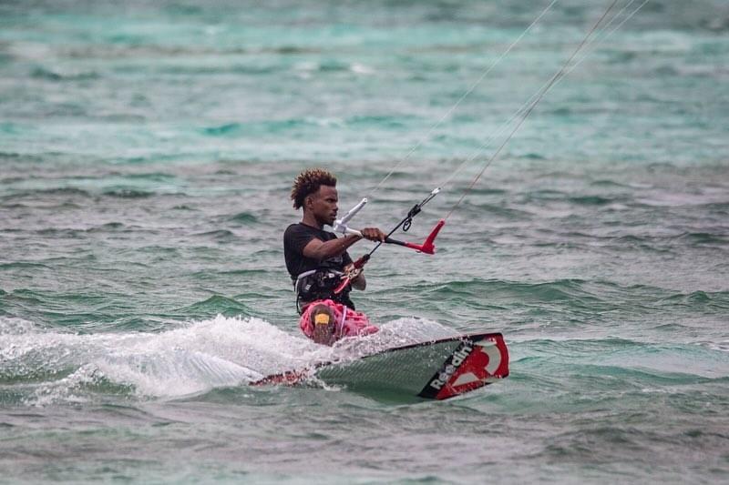Kite déployé au-dessus de la Baie de Sakalava, Madagascar