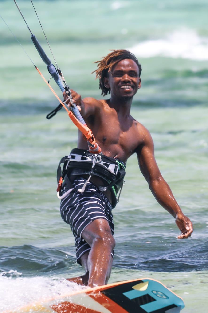 Session de kitesurf sur la baie de Sakalava